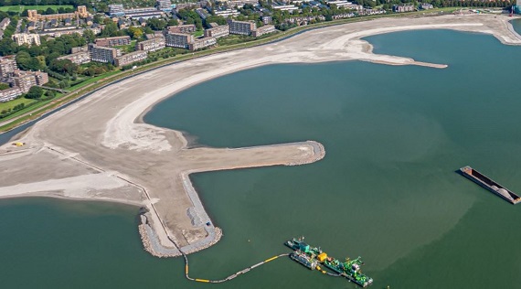 Luchtfoto van het stadsstrand langs de kust bij Hoorn